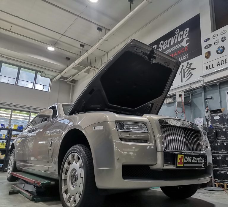 Rolls-Royce repair in a car repair workshop for maintenance.