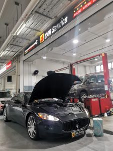 Best car aircon repair diagnosis with diagnostic tools connected to the car's air conditioning system.